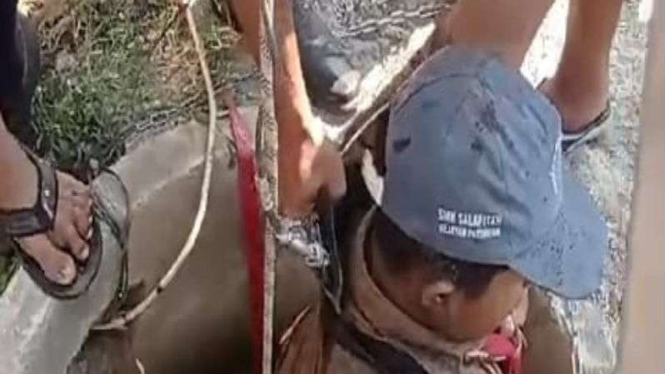 Proses evakuasi siswa SMK di Pasuruan, Jawa Timur yang tercebur sumur.