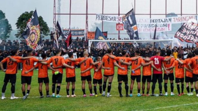 Jakmania Geruduk Tempat Latihan Jelang Lawan Persib