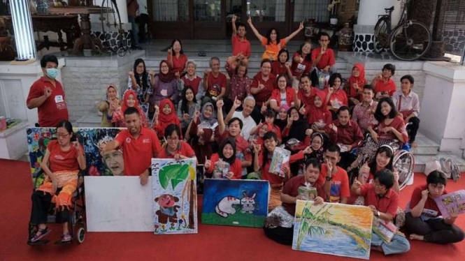 Gubernur Jawa Tengah Ganjar Pranowo dan para penyandang disabilitas