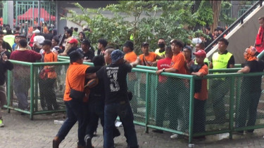 Keributan usai Persija vs Persib di Stadion Patriot Candrabhaga