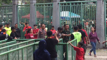 Keributan usai Persija vs Persib di Stadion Patriot Candrabhaga