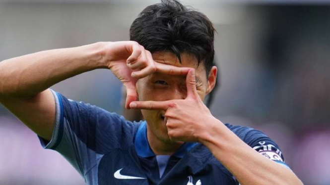 Pemain Tottenham Hotspur Son Heung-min rayakan gol