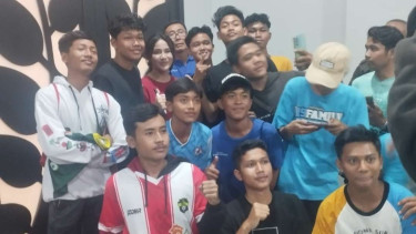 Fans berburu foto dengan Shafira Ika Putri