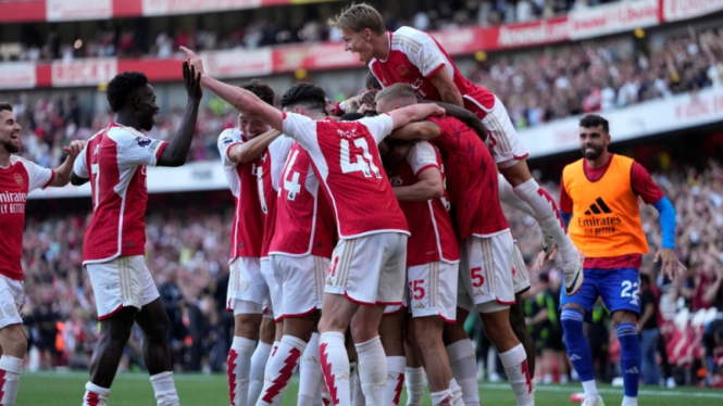 Pemain Arsenal merayakan gol