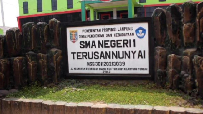 SMA Negeri 1 Terusannyunyai berjanji akan memberikan ijazah ke Febriani.