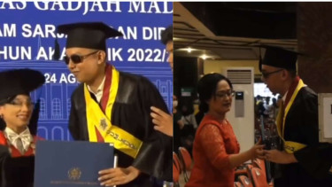 Farrel Wisudawan Tunanetra UGM Raih Predikat Cumlaude