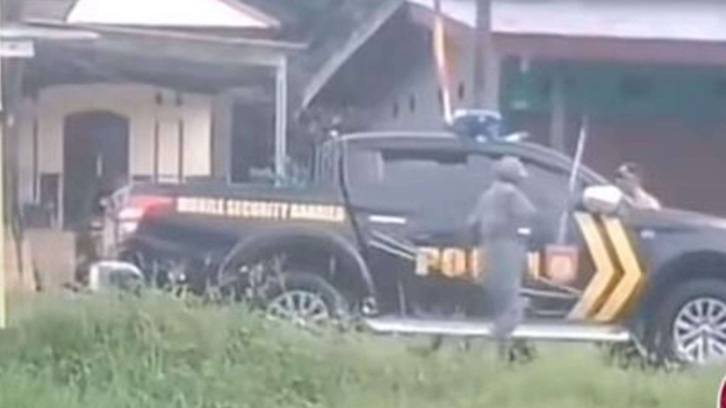 Viral Polisi Dikejar-Kejar Pakai Panah