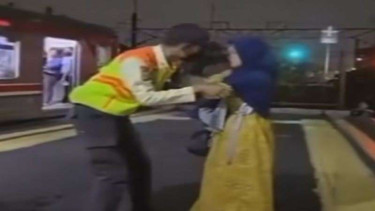 Petugas commuter line menggagalkan percobaan bunuh diri seorang wanita 