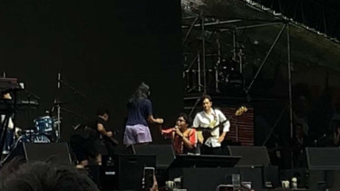 Pria ini lamar kekasihnya di atas panggung Synchronize Fest 2023