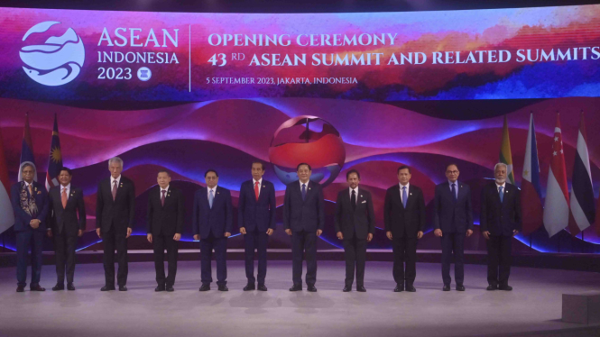 Presiden Joko Widodo (Jokowi) berfoto bersama para pemimpin ASEAN di Pembukaan KTT ASEAN ke-43.