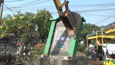 Alat berat saat merobohkan tugu persilatan di Jombang, Jawa Timur