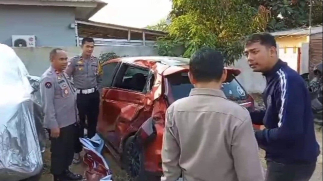 Mobil Anggota DPRD Jeneponto diamankan polisi usai menabrak pemotor di Gowa.