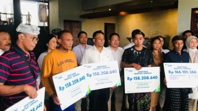 Keluarga kelima korban yang meninggal akibat kecelakaan lift di Ayuterra Resort