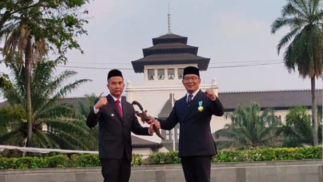 Ridwan Kamil menyerahkan kujang pusaka ke Bey Machmudin