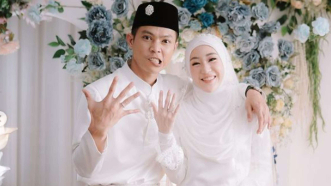 Ikram Rosadi dan Larissa Chou