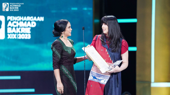 Ketua Umum acara Penghargaan Achmad Bakrie XIX, Aninditha Anestya Bakrie (kiri)