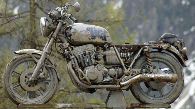 Ilustrasi sepeda motor berkarat