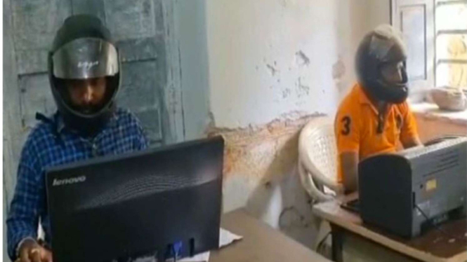 Gedung Kantor Reyot, PNS Ini Bekerja Sambil Pakai Helm