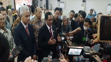 Pj Gubernur Jateng Nana Sujana saat konpers kepada media.