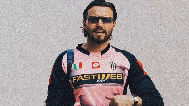 Kiper Makedonia Utara, Stole Dimitrievski mengenakan jersey Gianluigi Buffon