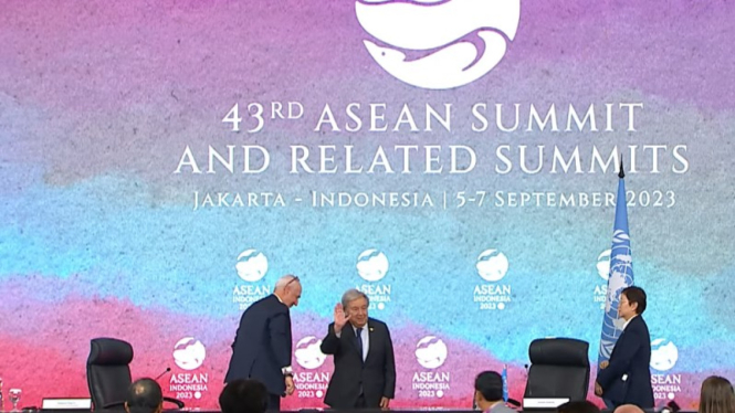 Sekretaris Jenderal Perserikatan Bangsa-Bangsa (PBB) Antonio Guterres (tengah) pada konferensi pers di sela-sela KTT ke-43 ASEAN di Jakarta, Kamis 7 September 2023. 