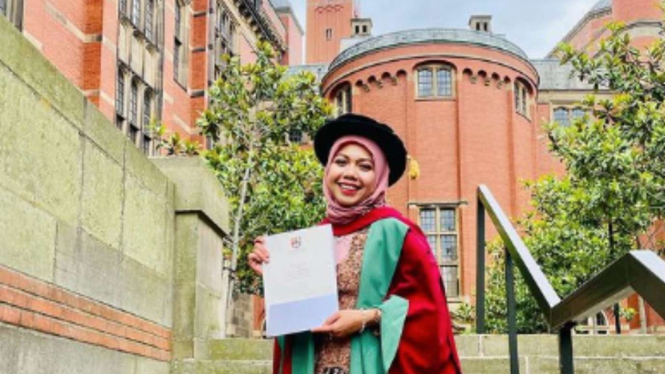 Raeni, Viral Wisuda Diantar Ayah Wisuda Naik Becak