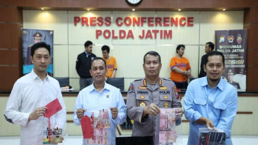 Polda Jatim merilis kasus transaksi fiktif yang merugikan Gojek