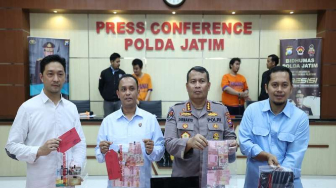 Polda Jatim merilis kasus transaksi fiktif yang merugikan Gojek