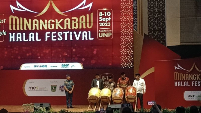 Wakil Presiden RI Ma'ruf Amin bersama Gubernur Sumbar, Mahyeldi, Sekjen MES dan Rektor UNP membuka Minangkabau Halal Festival di Padang, Jumat (8/9).