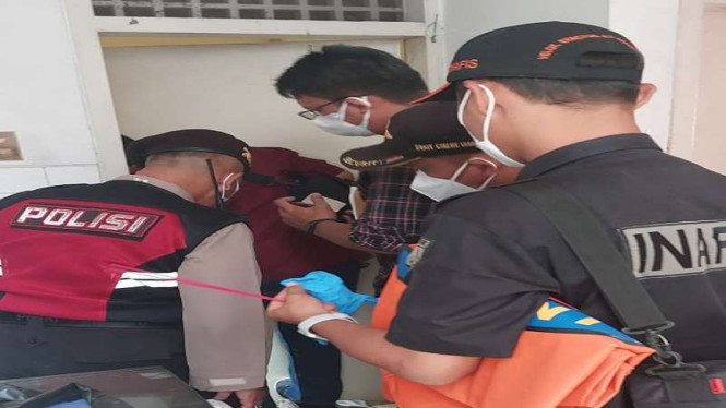 Tim Inafis Polresta Depok saat mengevakuasi jasad ibu-anak tinggal kerangka