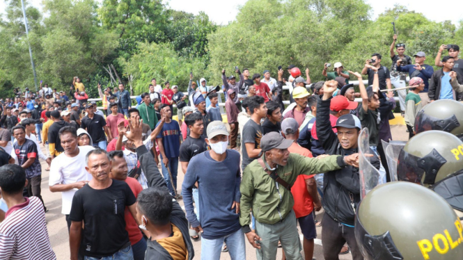Bentrok aparat vs warga di Pulau Rempang
