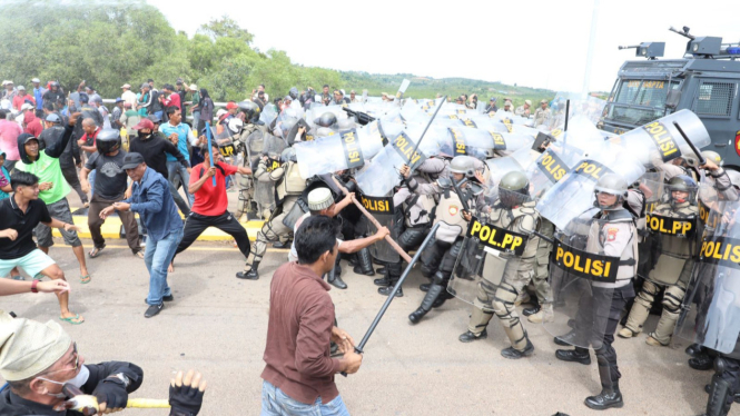 Bentrok aparat vs warga di Pulau Rempang