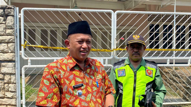 Lurah Cinere, Mashuri, di depan Rumah Grace dan Anaknya yang Ditemukan Meninggal