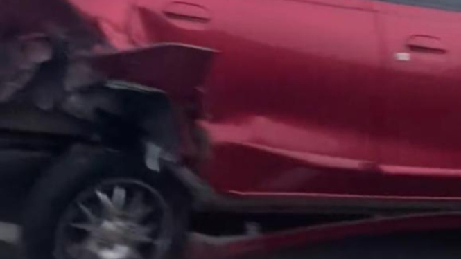 Viral kecelakaan beruntun di tol MBZ.