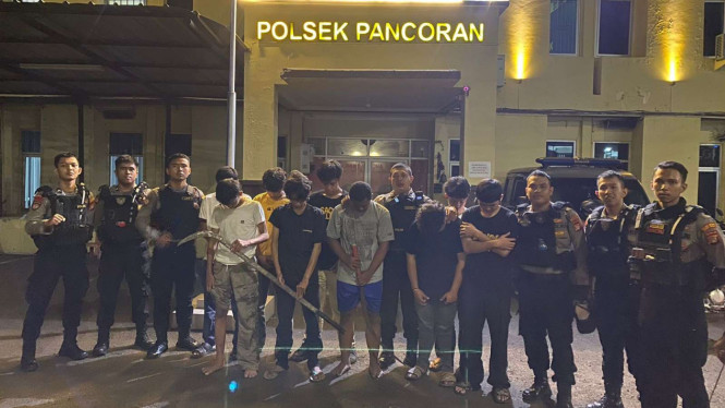 Remaja ditangkap polisi karena tawuran.
