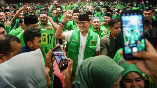 Ketua Badan Pemenangan Pemilu (Bappilu) Partai Persatuan Pembangunan (PPP) Sandiaga Salahuddin Uno saat menyapa para kader PPP Sumatera Barat di Hotel Kyriad Bumi Minang, Kota Padang, Sabtu, 9 September 2023.