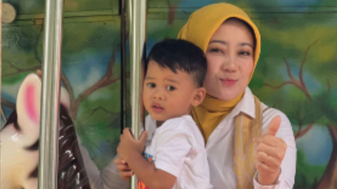 Istri Ridwan Kamil, Atalia Praratya dan putra bungsunya, Arkana