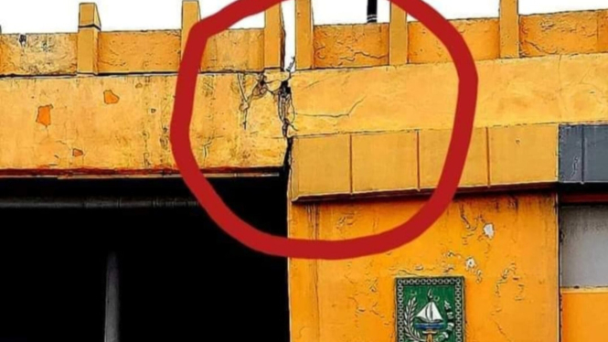 Retak Jembatan layang di Jalan Sudirman Pekanbaru, Riau