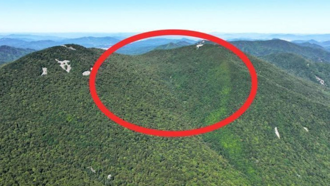 Kawah tumbukan asteroid di puncak gunung.