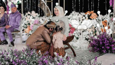 Prosesi mitoni atau tujuh bulanan anak kedua Aurel Hermansyah - Atta Halilintar