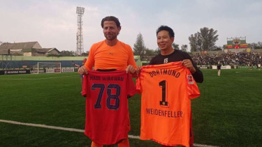 I Made Wirawan dengan  Roman Weidenfeller
