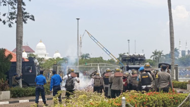 Ricuh Aksi Unjuk Rasa di Depan Kantor BP Batam