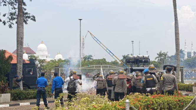 Ricuh Aksi Unjuk Rasa di Depan Kantor BP Batam