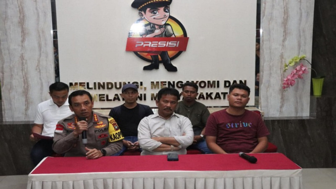 Kapolres Barelang Kombes Nugroho Tri Nuryanto (kiri)