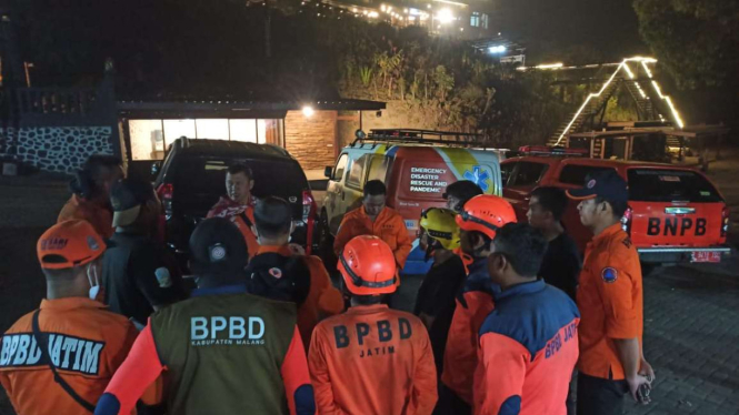 BPBD menangani kebakaran savana Bromo.