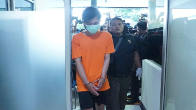 Suami yang bunuh istri depan anak lalu mandikan jenazahnya