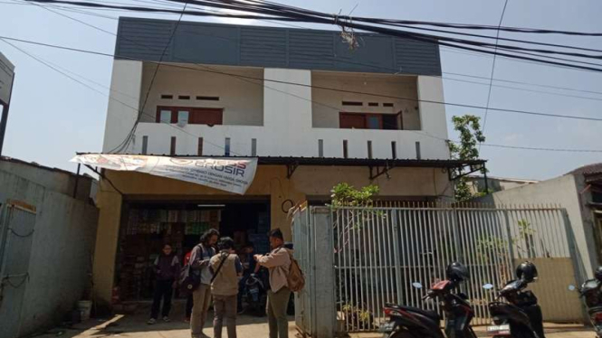 Salah satu studio bikin film porno lokal yang digerebek polisi di Jagakarsa