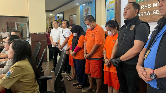 Polisi tangkap para pelaku penyelenggara pesta seks di apartemen Jaksel.