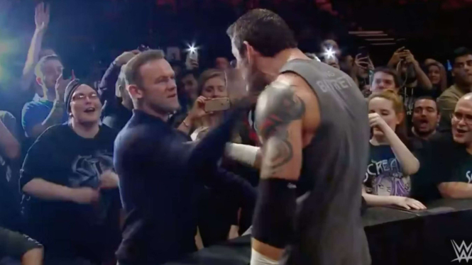 Wayne Rooney Tampar Atlet WWE Wade Barrett Hingga Tersungkur Gegara Hina Anaknya