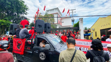 Kader saat menyampaikan orasinya di Kantor DPD PDIP Sumut